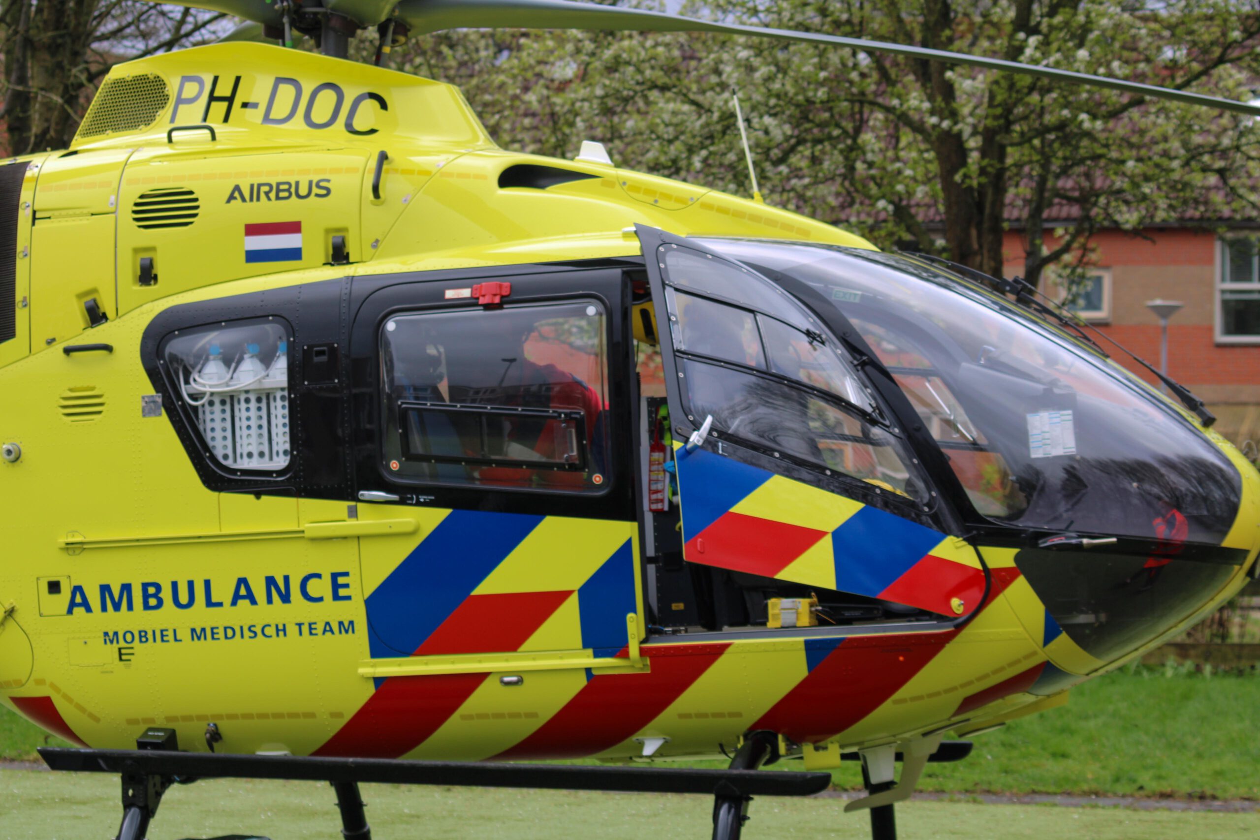 Lifeliner4 land midden in Beijum voor een medische noodsituatie
