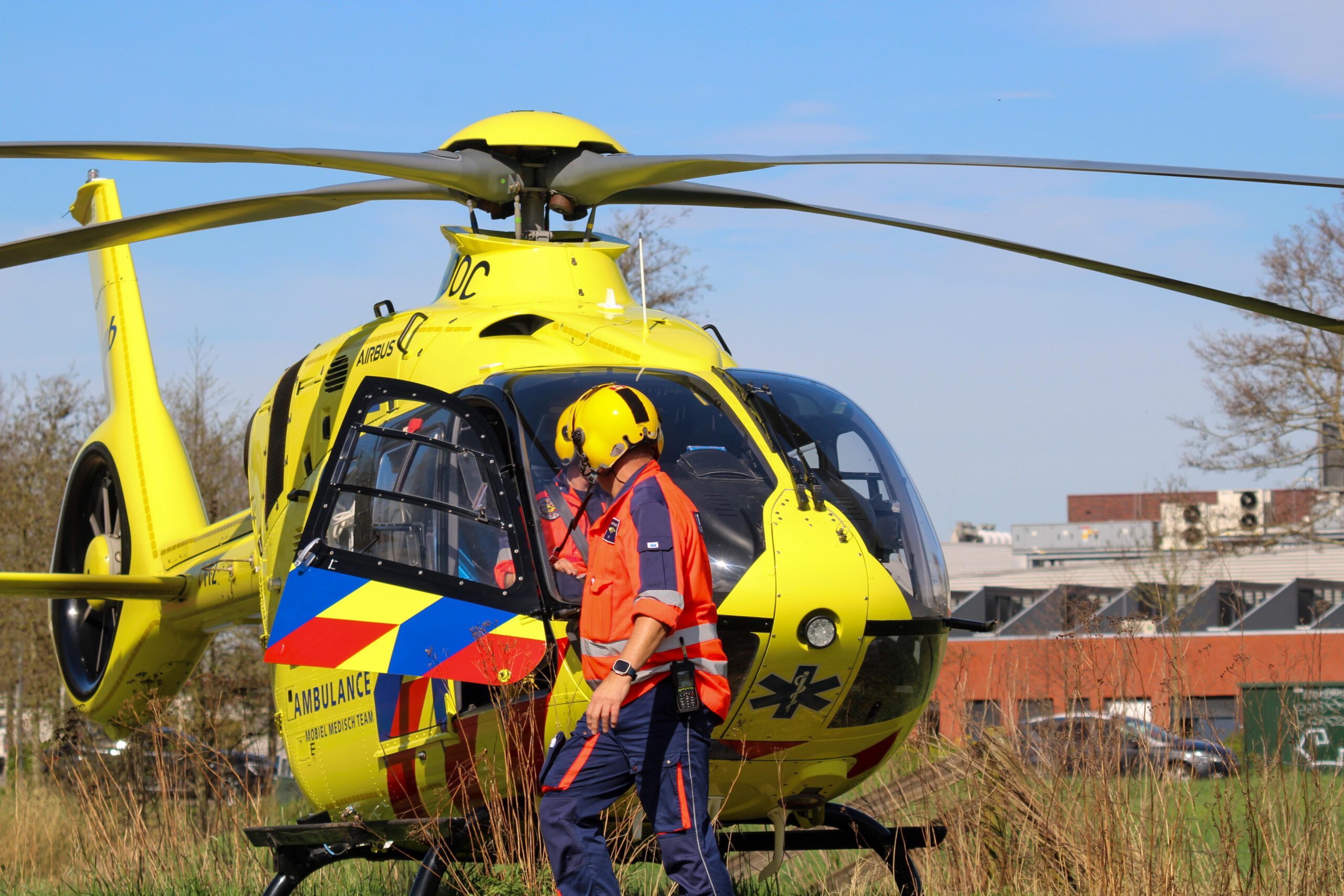 Lifeliner 4 land in Hoogkerk voor een ongeval