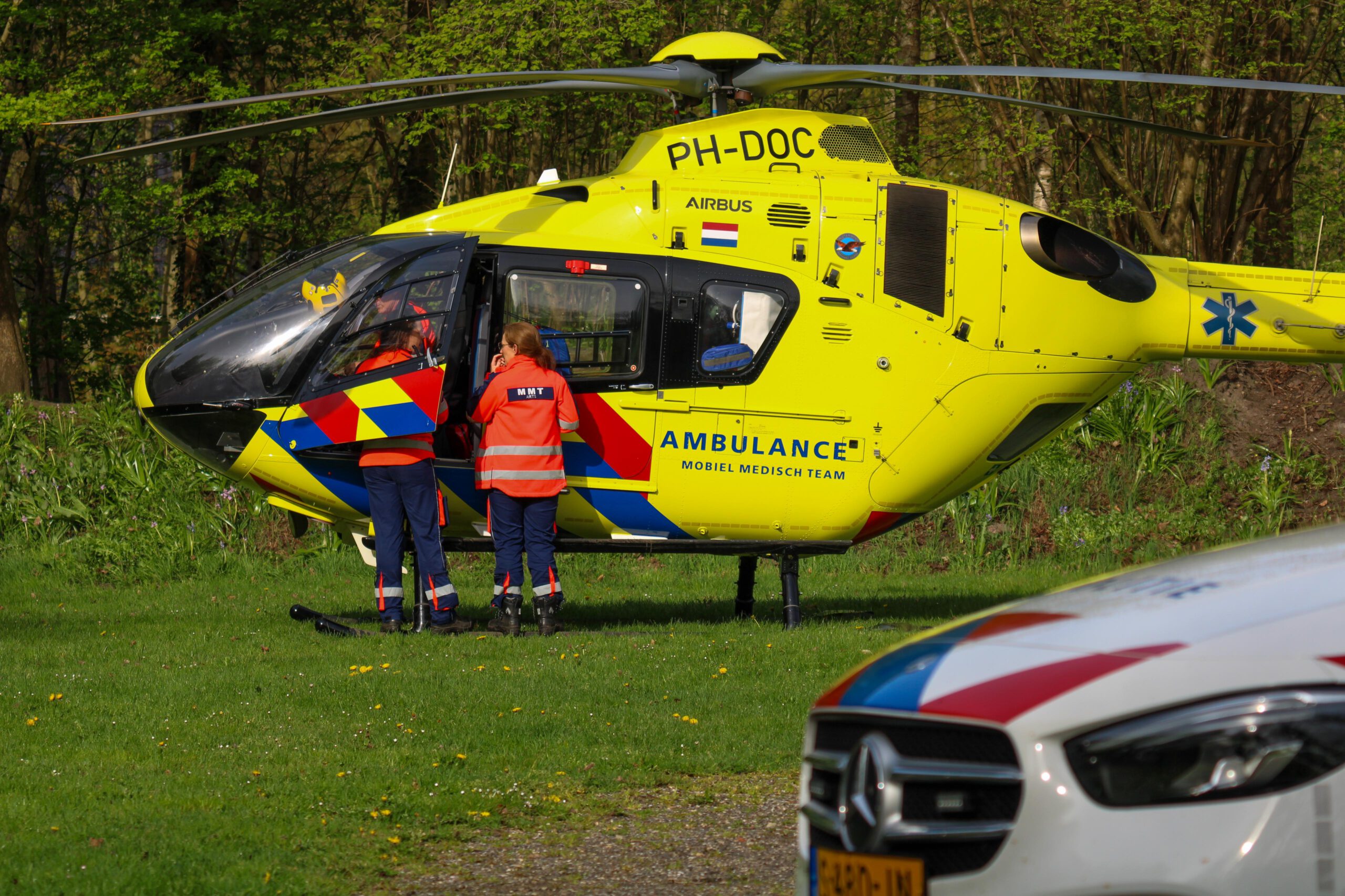 Lifeliner4 landt op camping Nienoord voor een medische noodsituatie