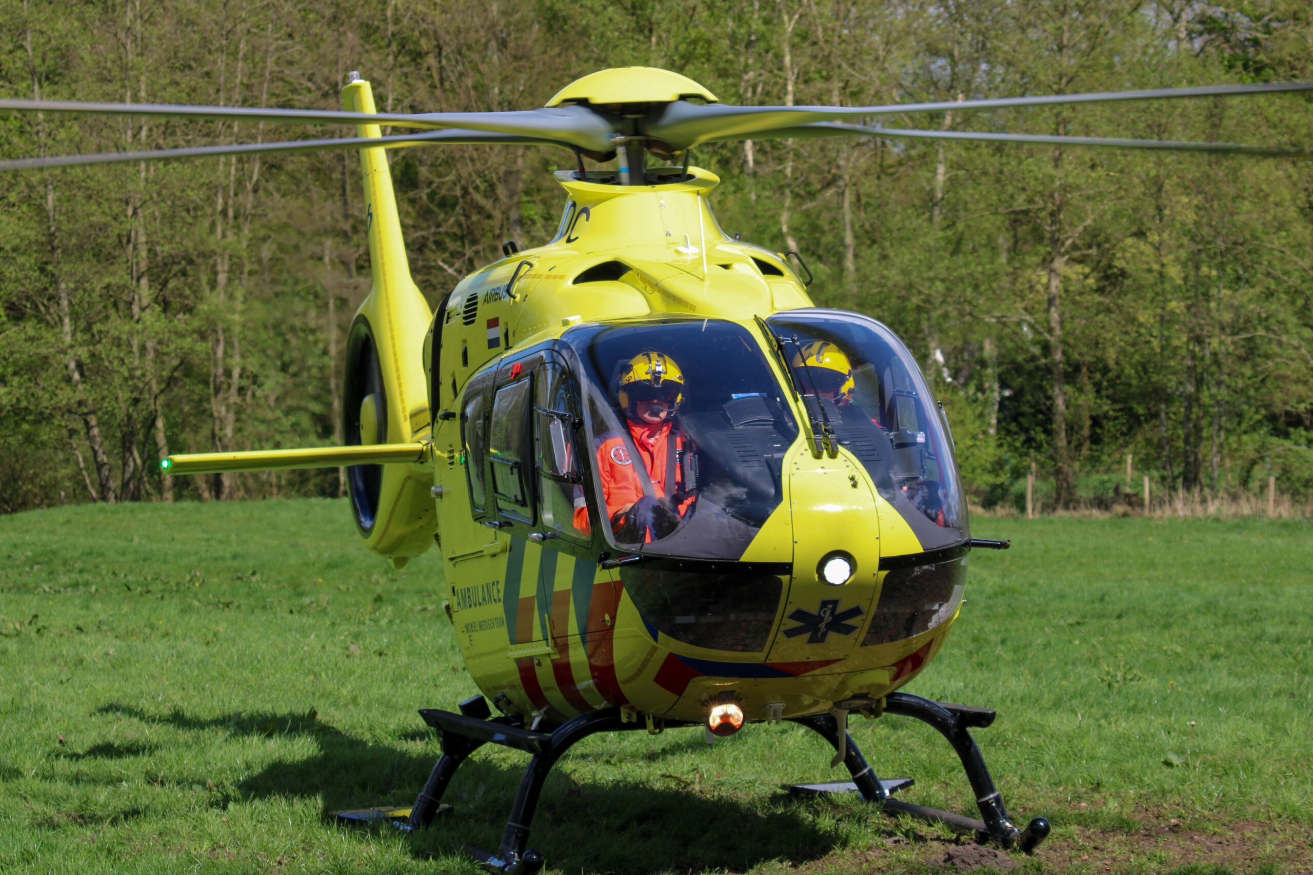 Lifeliner4 landt opnieuw voor een medische noodsituatie in Leek