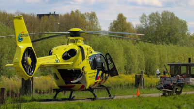 Lifeliner4 land op een fietspad in de stad Groningen