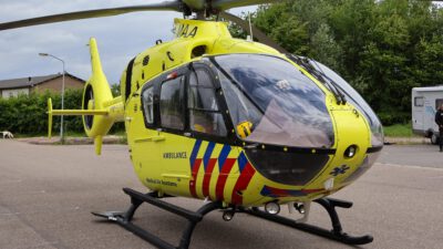 Lifeliner4 landt op een parkeerplaats in Roden voor een medische noodsituatie