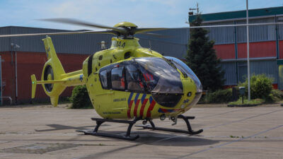 Lifeliner 4 land voor een ongeval in Haulerwijk