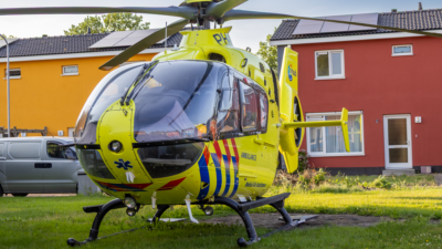 Lifeliner4 land op een veldje in Leek